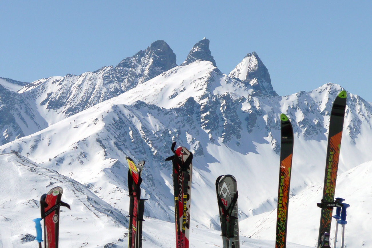 Free image: Skis in the snow